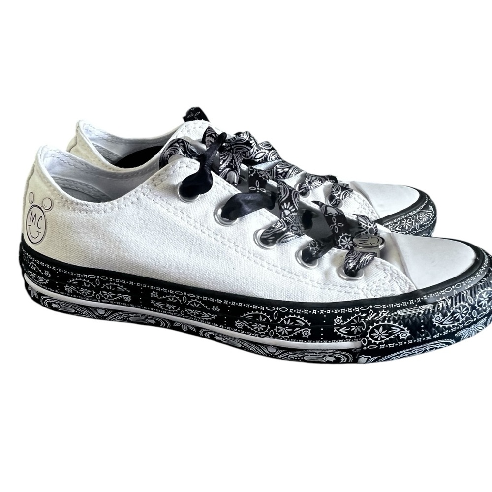 Converse Chuck Taylor All Star
Low Miley Cyrus White Black size 5
162235C